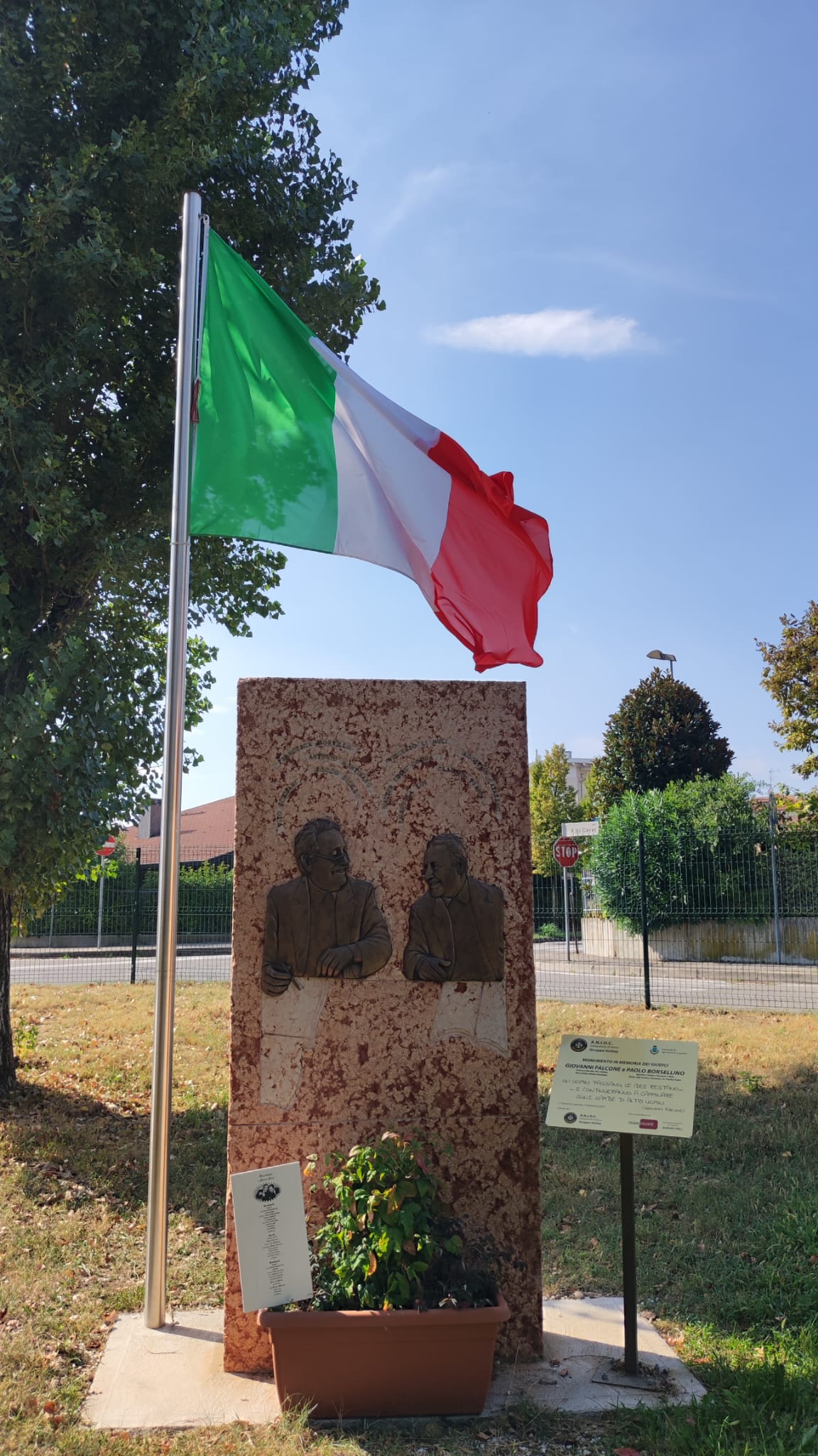 Vodae Il monumento della legalità - V.O.Dae Volontari Operatori DAE